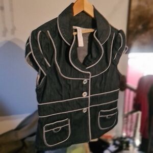 Designer . Sleeveless top .a Tristan